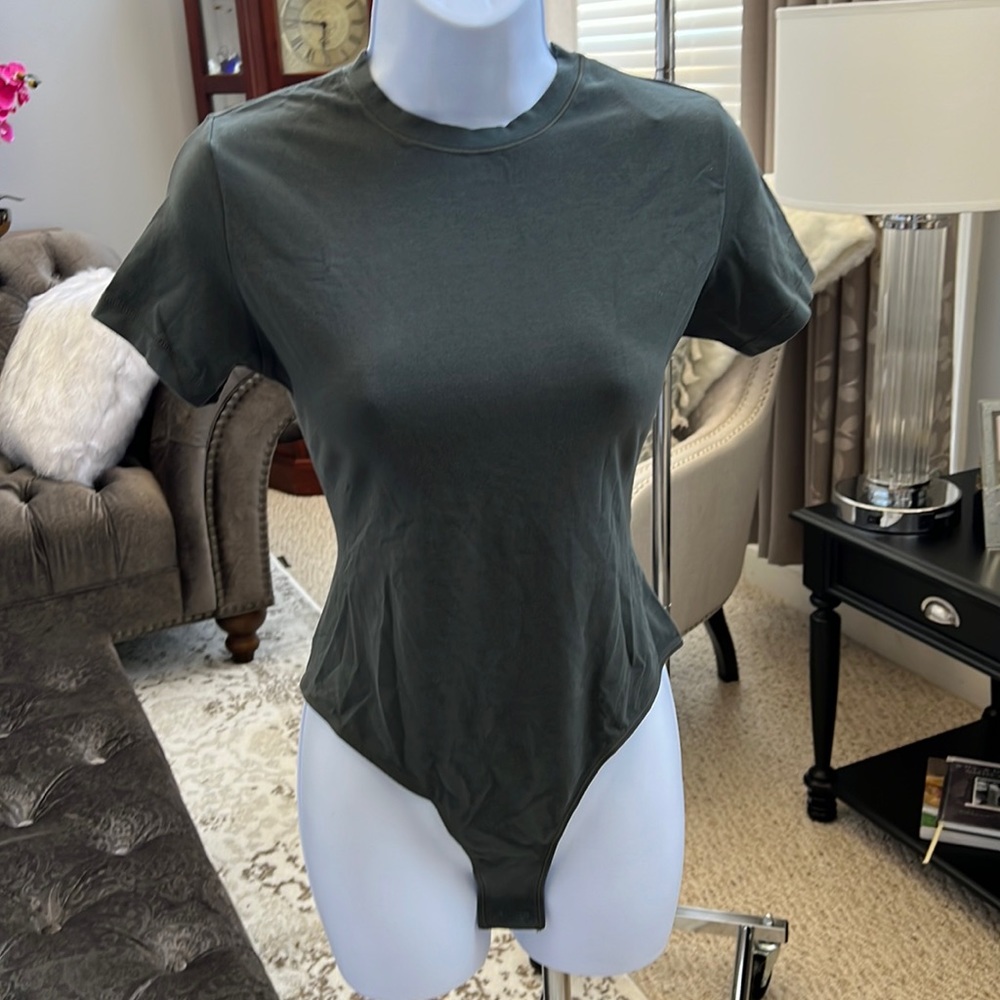 💞SKIMS💞 essential T-shirt bodysuit in M